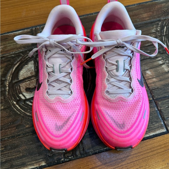 Nike Women's Vomero Plus in Hyper Pink - Picture 2 of 5